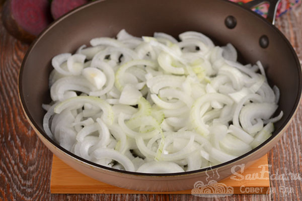 Лук нарезаем полукольцами. Шкварки вынимаем из сковороды, 2 ст. ложки сала выливаем в чашку и отправляем в сковороду подготовленный лук.