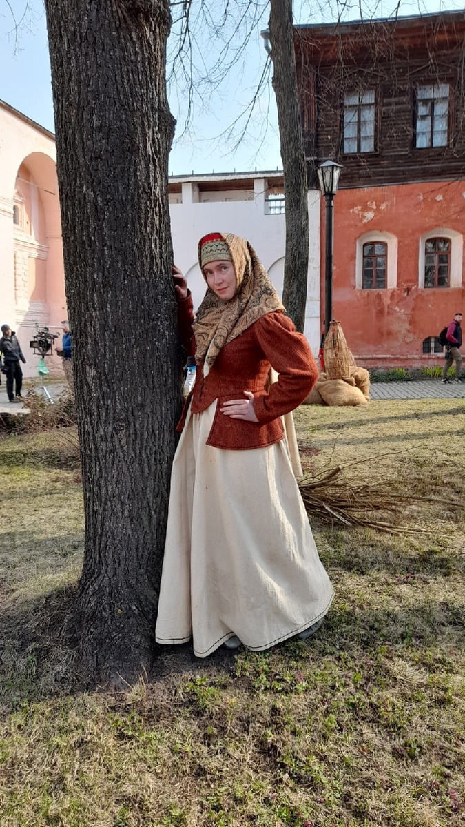 Моя скромная персона в роли горожанки. Нарядили и загримировали меня тут так, что мама родная не узнала бы :D