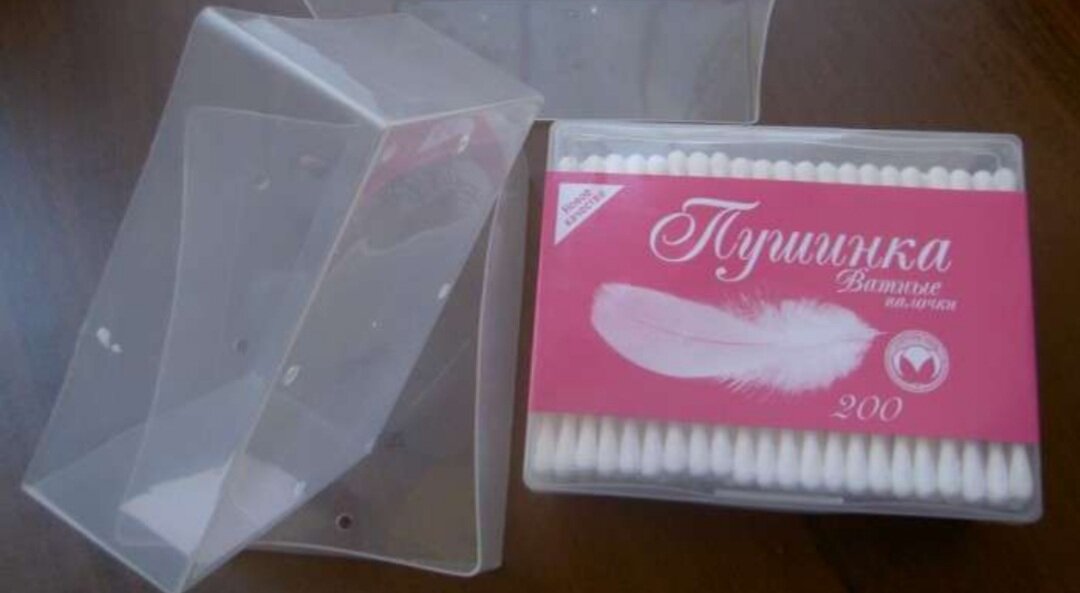 Обычные ненужные коробки из довольно-таки плотного материала, то что нужно для работы рядом с водой