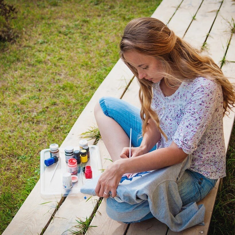 А это я тестирую новые принты, сначала рисуя их на ткани и только потом пуская в серию