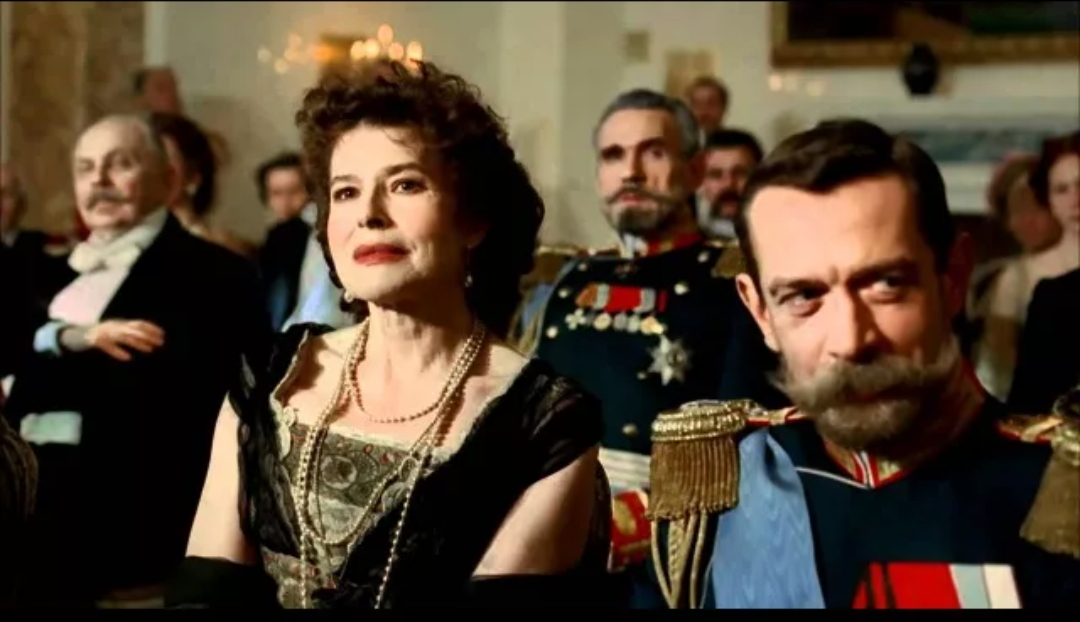 Кадр из Фильма "Распутин" (2011год). Фанни Ардан, Владимир Машков. Слева от Ардан - Эрнст Романов в роли британского дипломата Бьюкенена.