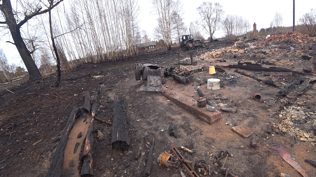 Некоторые дома в далеке не тронуты. Но трудно определить в каких местах находились хозпострройки и дома которые сгорели. Огонь беспощаден