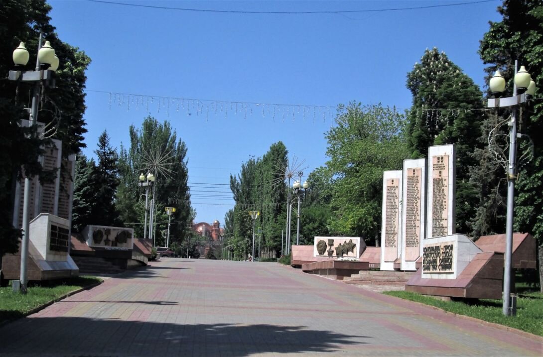 Это как раз тот город. Смешные мемы про питер. Там, где времени не существует. Горазд или гаразд как. Мемы про жителей питера.