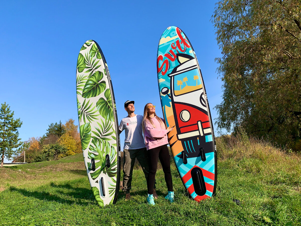 Сапы появились на Гайваях, но как мы видим, прекрасно прижились в акваториях по всему миру. По сути, сап - это обычный плот, которым управляет гребец. Раньше сапы использовались как способ передвижения между островами, а теперь это ещё отличный способ активно провести время.