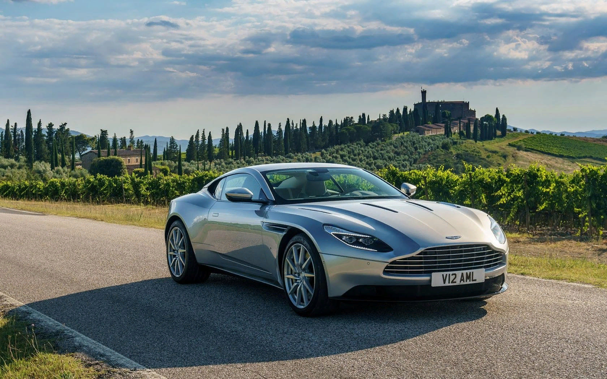 Топ лучших 2024. Aston Martin db11 2017. Aston Martin db11. Aston Martin db11 2022. Aston Martin db11 2017 sportscar.