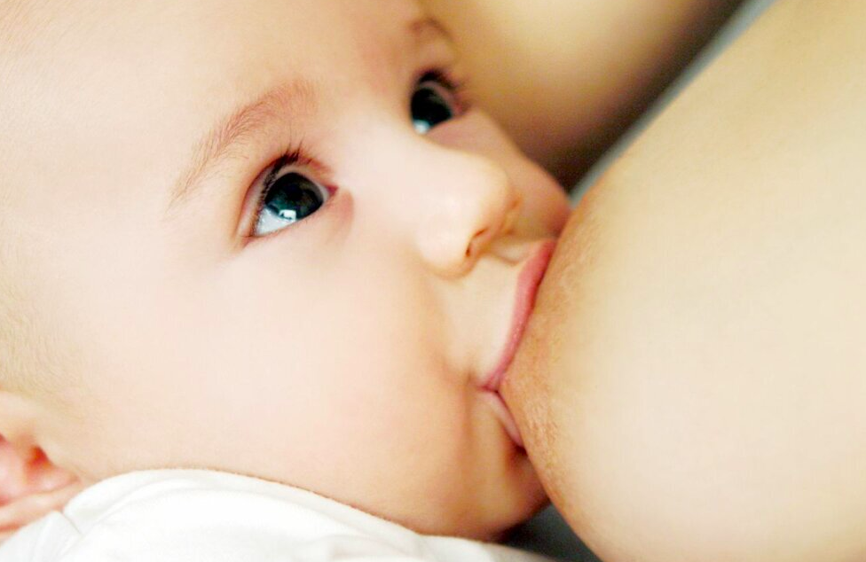 Грудное сосание. Грудное вскармливание новорожденных. Малыш у груди. Детский грудь. Материнское молоко.