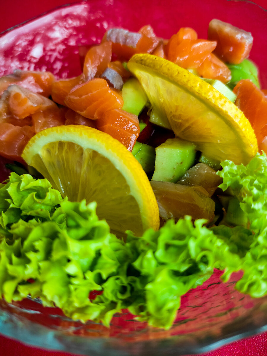 Салат с лососем и авокадо