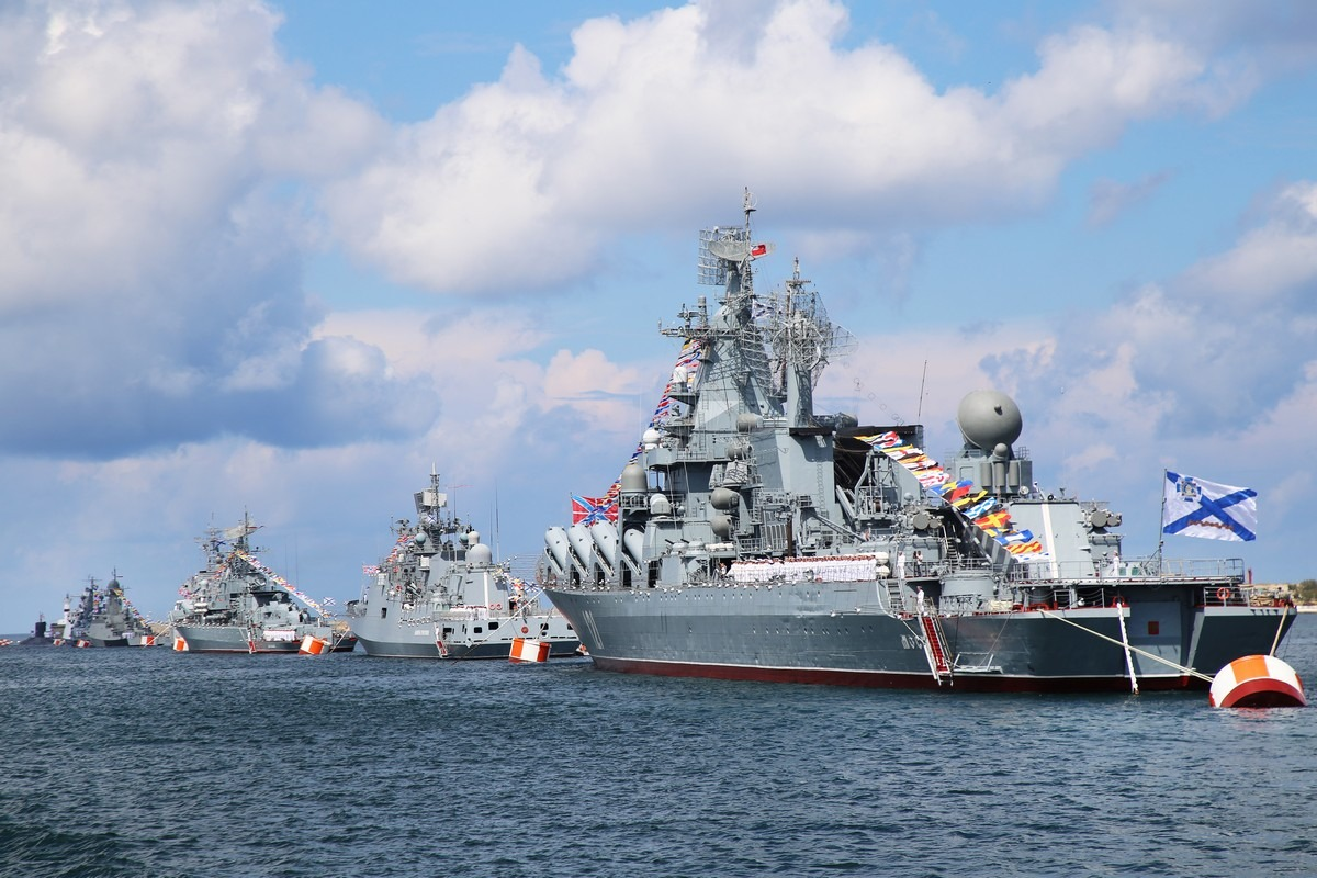 В день Военно-Морского Флота более 50 боевых кораблей, катеров и судов обеспечения Черноморского флота (ЧФ) приняли участие в военно-морских парадах в Санкт-Петербурге, Севастополе, Новороссийске и в пункте базирования сил постоянного соединения ВМФ в Средиземном море – Тартусе (Сирийская Арабская Республика). 


Источник:
https://function.mil.ru/news_page/country/more.htm?id=12188113@egNews
