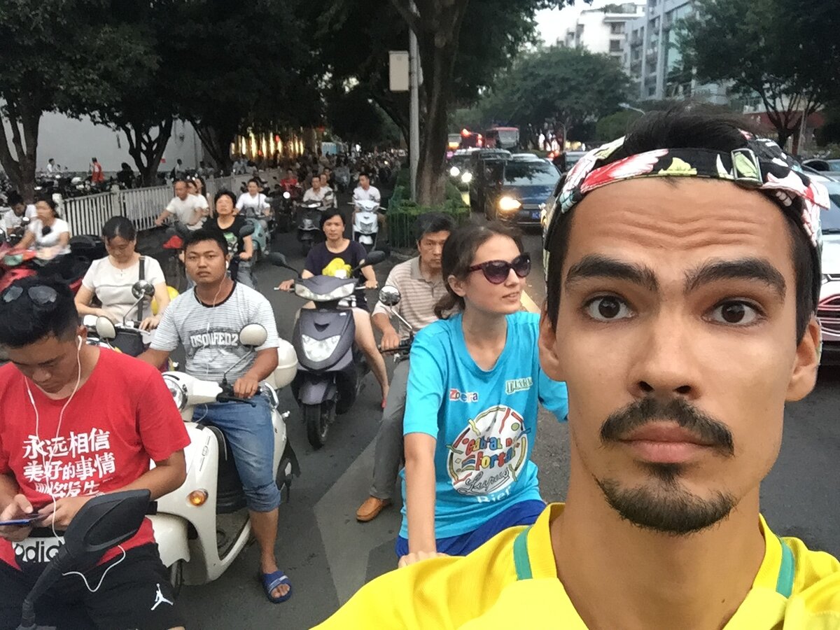 Я среди тысячи китайцев