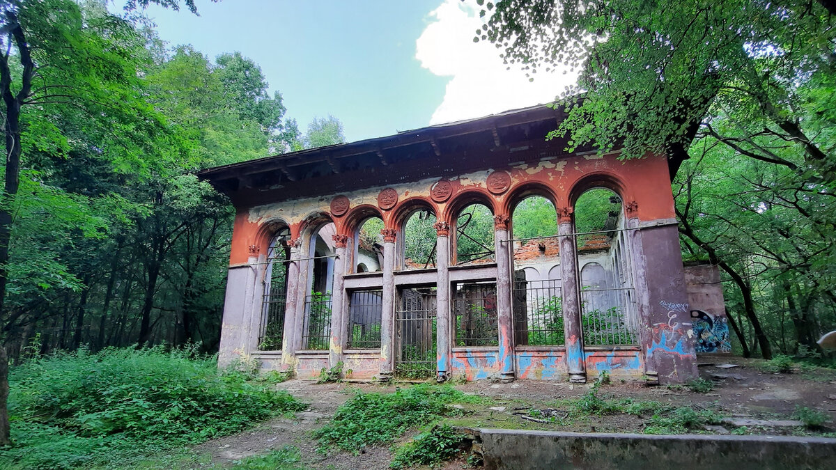 В арках были панорамные окна. Листайте.