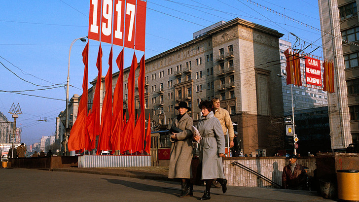 Многие черты, присущие гражданам СССР, и сегодня оказывают серьёзное влияние на нашу жизнь, определяя наши поступки, решения, взгляды и ценности.  Что самое главное в советском человеке?