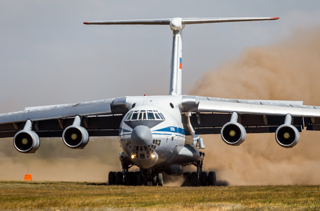 Многие знают, что военно-транспортный самолёт Ил-76 взлетает и садится на относительно ровные грунтовые поверхности, и что взлётно-посадочная полоса (ВПП) ему не нужна.
