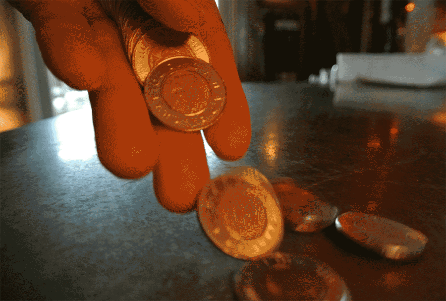 Упали монеты. Коин Дэнсин. Гифки монеты. Монетка gif. Монеты падают