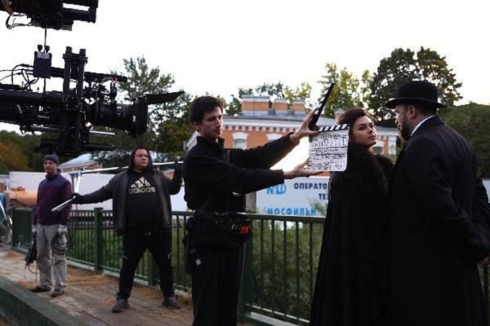     Владимир Гиляровский (Михаил Пореченков) знакомится с Королевой Хитровки (Анфиса Черных). Фото: Максим Шингирей, Евгений Долгих