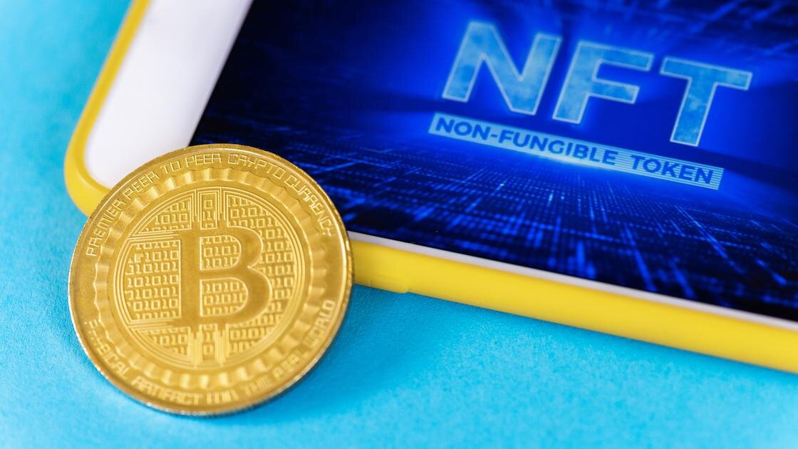    Монета биткоина и смартфон:freepik.com/frimufilms