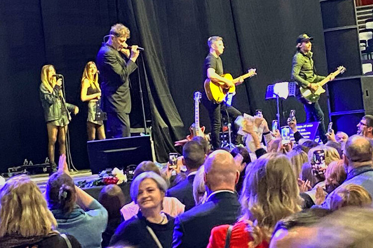    Григория Лепса встречала в минувшие выходные казанская «Татнефть Арена». Один из самых популярных и высокооплачиваемых отечественных поп-артистов сейчас находится в туре по случаю своего 60-летия, которое он отметил в июле 2022-го