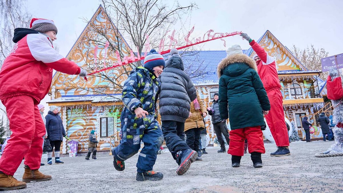    Уличные гулянья утраивают в центре площади.Фото: vk.com/usadbadedamoroza