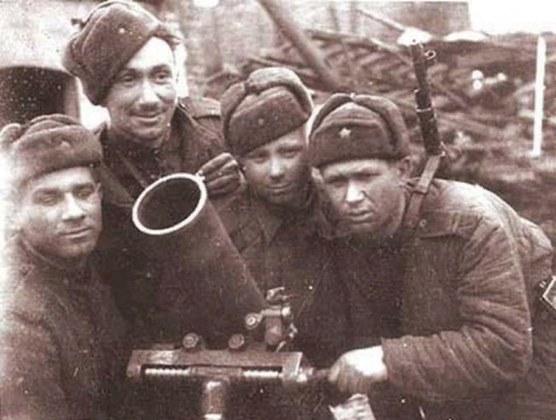 Командир миномёта 2-й батареи 169-го минполка старшина Алексей Смирнов со своим расчётом.
