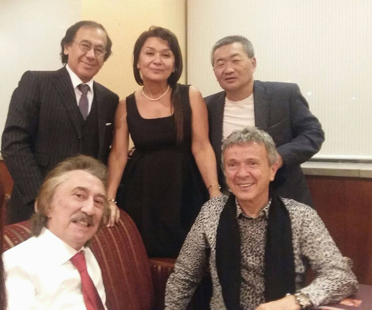 Сидят: Фарух Закиров, итальянская поп-звезда Пупо, Стоят Мансур Шашматов, переводчиза с итальянского Гульнара Шарипова, Виктор Логай-продюсер. 