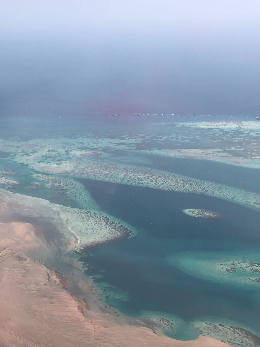 Вид на  Красное море из иллюминатора самолета