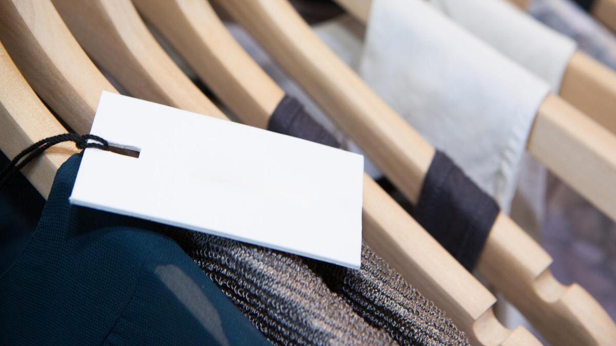    Бирка лежит на вешалке с платьем в магазине:FiledIMAGE/Getty Images