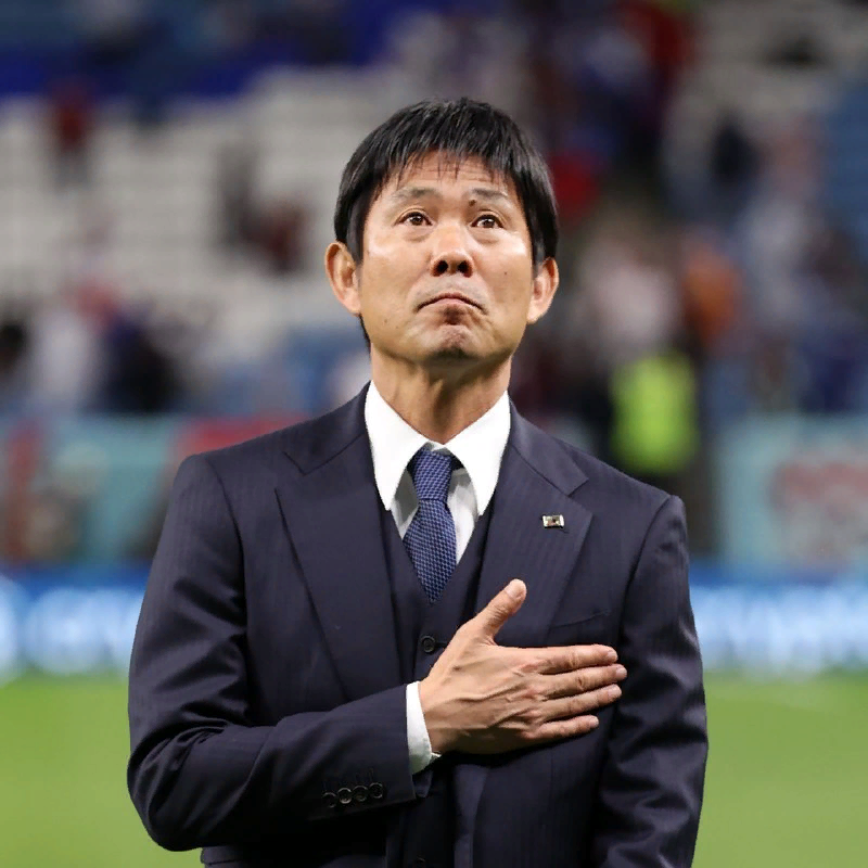 Главный тренер сборной Японии Хадзимэ Мориясу после матча подошел к болельщикам и поблагодарил за поддержку