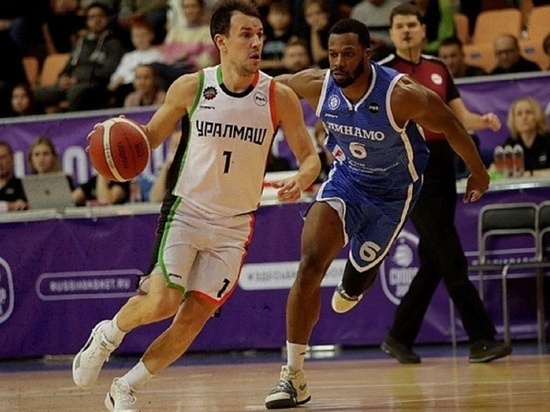     Антон Глазунов против Джуморда Харриса. Фото: БК "Уралмаш".