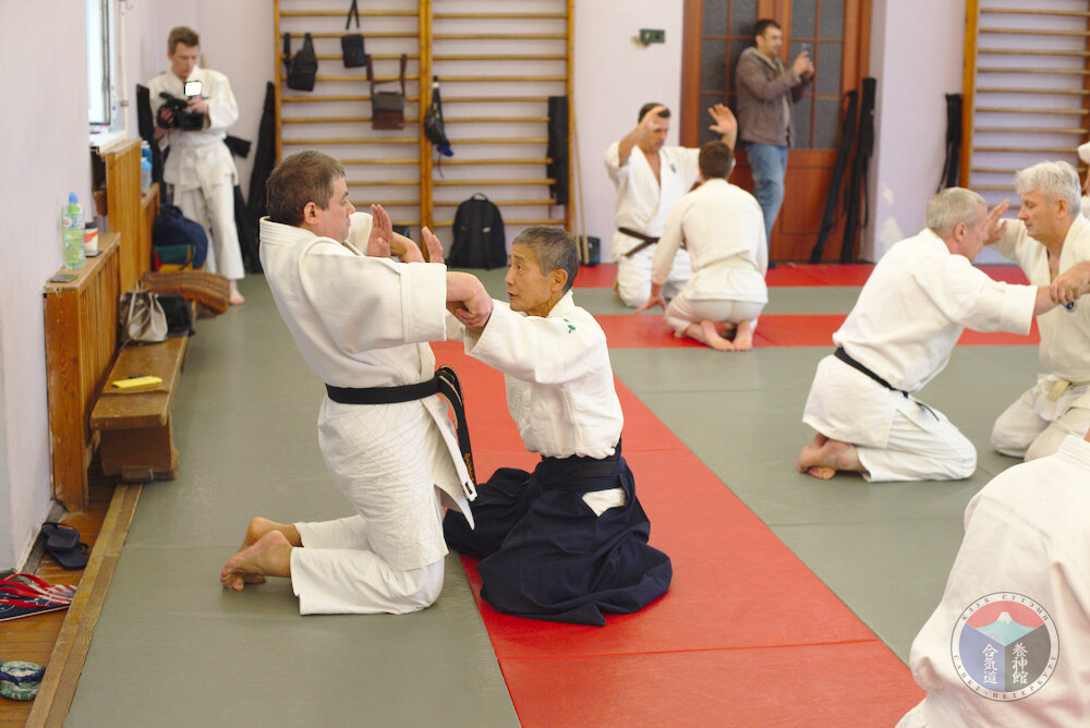 "Кокю-Хо" - типичный метод тренировки в айкидо для изучения того, как "настроиться" на дыхание (кокю) и "Ки" противника