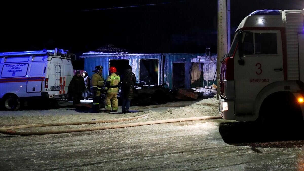    Сотрудники пожарной службы МЧС РФ работают на месте пожара в здании частного дома престарелых на улице Таврическая в Кемерово© РИА Новости / Данил Айкин