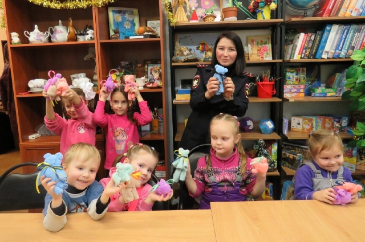    Транспортные полицейские Твери сделали с детьми новогодних кроликов из лент