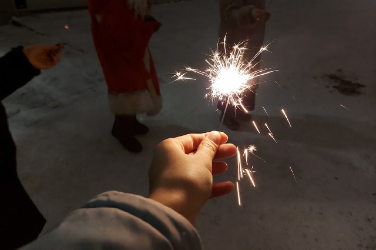    Бенгальский огонь нужно держать под наклоном.