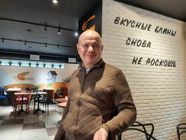 Михаил Гусейнов, совладелец заведения, в блинной каждый день