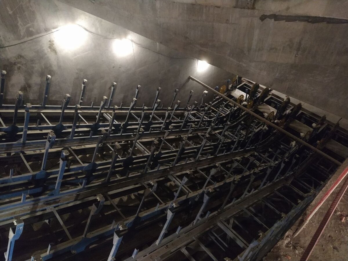 📷 1: Эскалаторы, ведущие из наземного вестибюля в промежуточный распределительный зал над станцией.