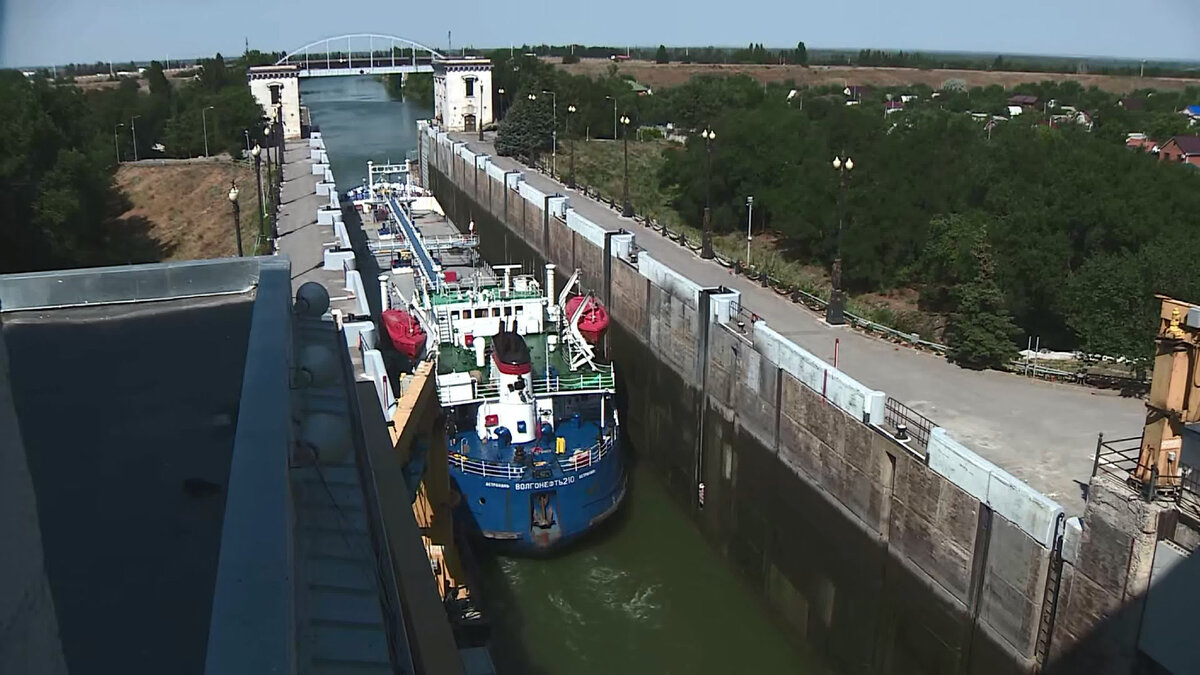 Существующие каналы едва справляются с потоком грузов. А крупные суда класса река-море и вовсе с трудом протискиваются по узеньким шлюзам.