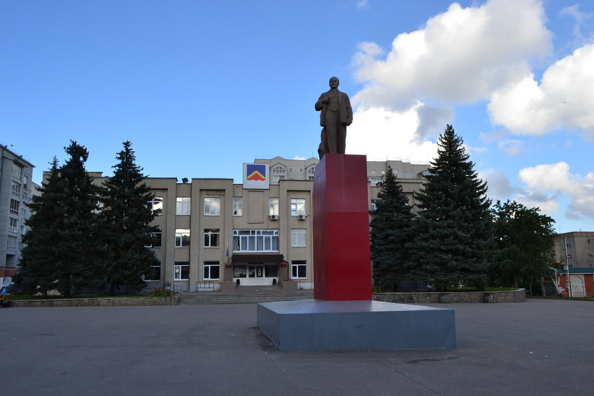 Администрация города и памятник Ленину (здесь и далее фотографии автора)