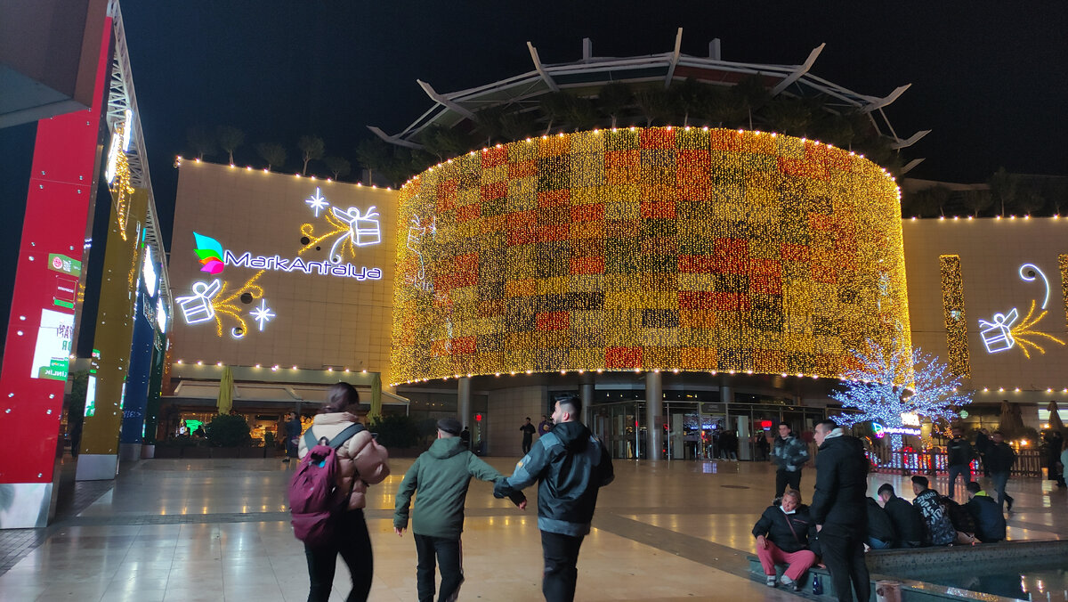 Праздничный ТЦ Mark Antalya. Накануне Нового 2023 года ТЦ города украсили гораздо наряднее, чем украшали до этого года
