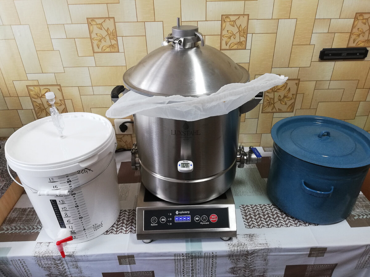 Оборудование в сборе: бродильная емкость, заторный чан, промывная емкость. 