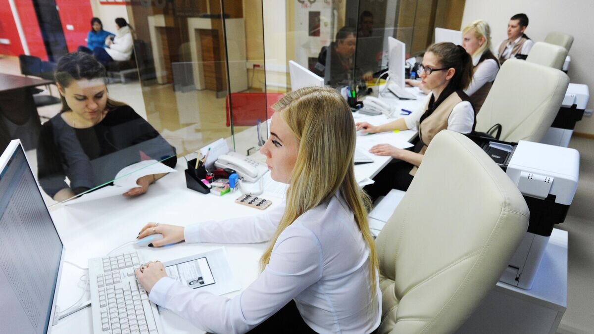    Сотрудники МФЦ за работой с заявителями в зоне обслуживания© РИА Новости / Алексей Сухоруков