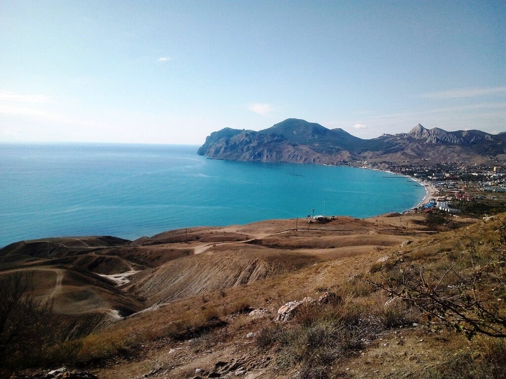 Вид на холмы и горы, окружающие Коктебель. Фото автора канала