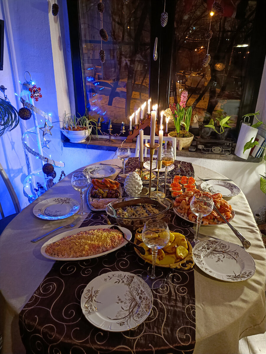 Добавила свечи, выключила верхний свет - и стол сразу стал смотреться поприличней, по-праздничному