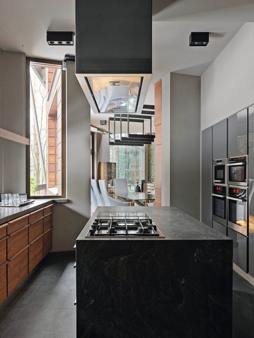 Современная кухня от итальянского производителя с более чем полувековой историей, Minotti. Свет Kreon (Бельгия).