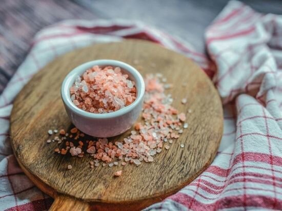     Вкусовые рецепторы можно «обмануть», если соль заменить на лимонный сок с уксусом. / canva.com