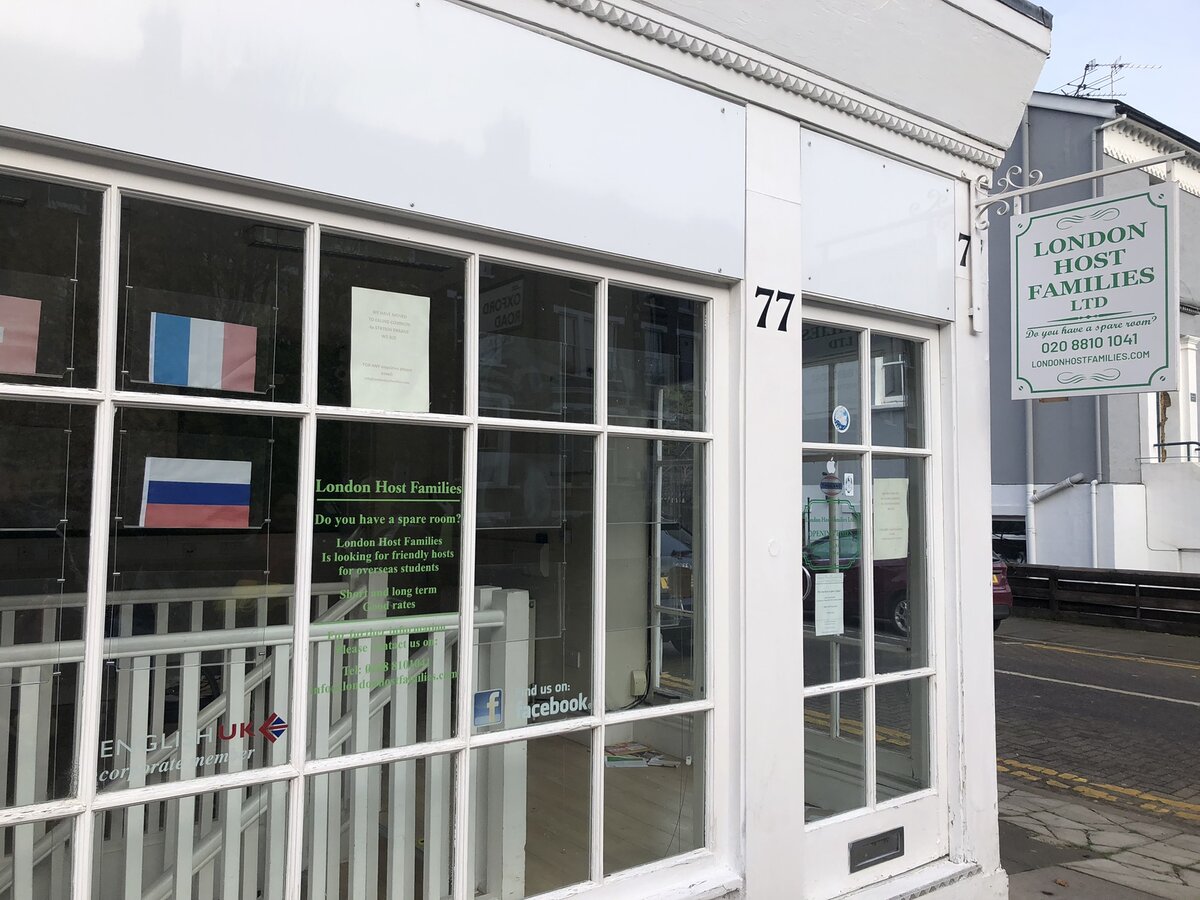 В Иллинге увидела наш флаг в оке офиса, который занимается размещением студентов в семьи.