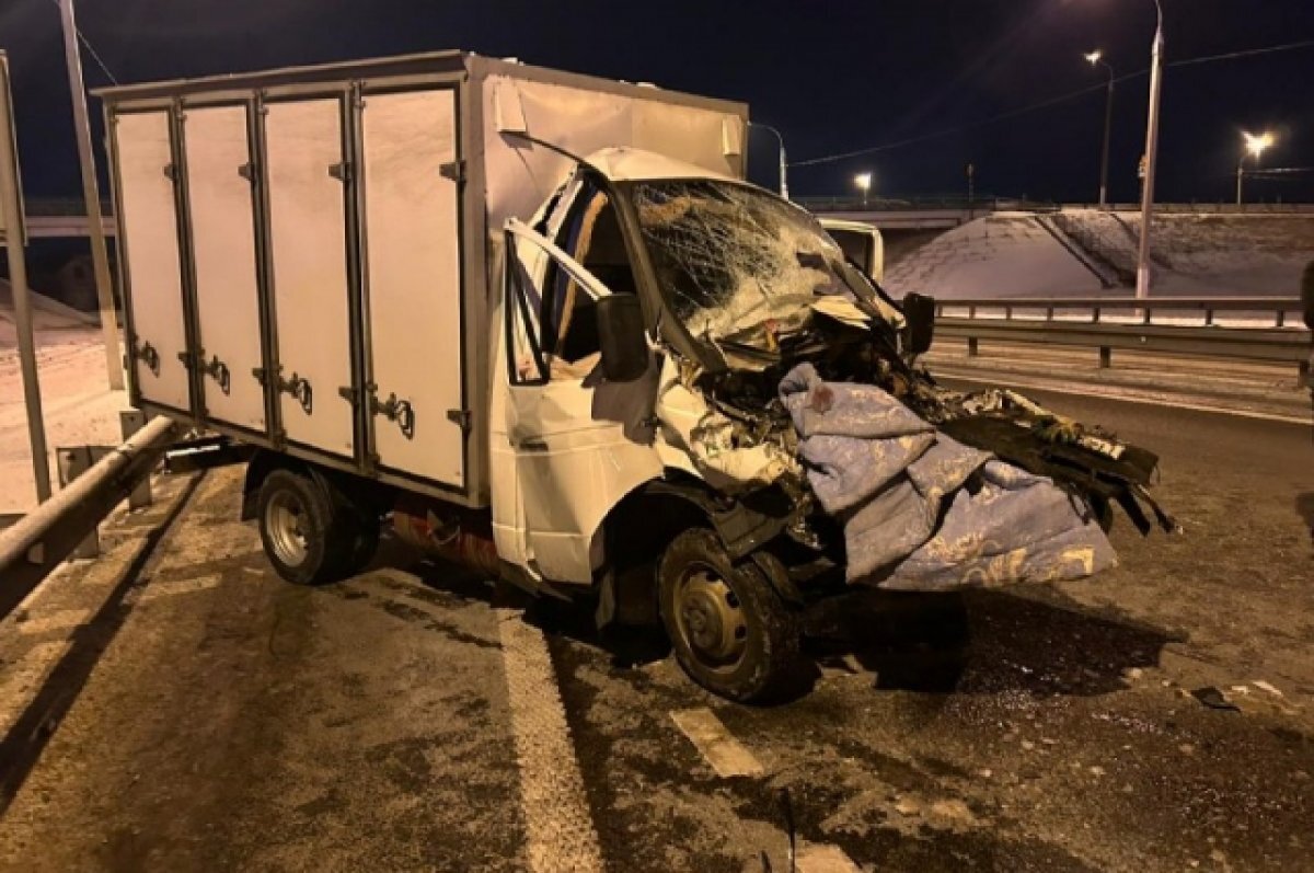    Под Воронежем ГАЗель влетела в стоящую фуру