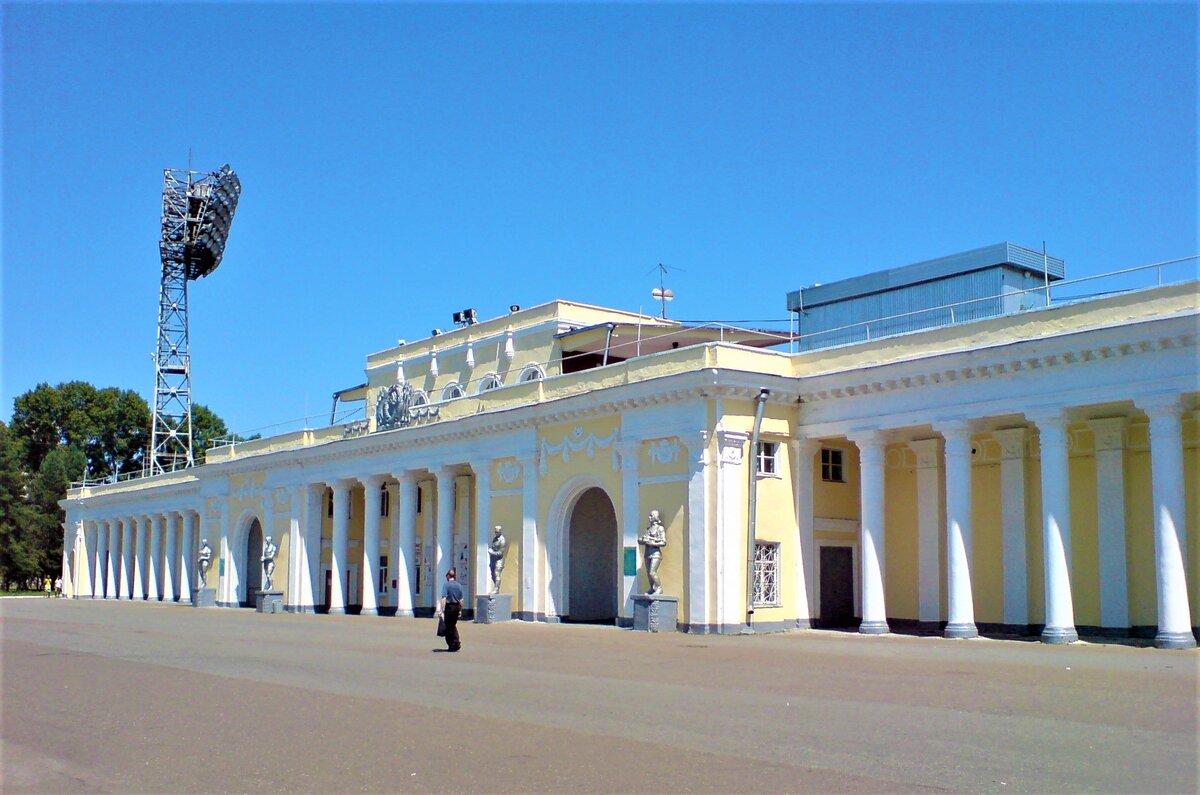 Западная (Центральная) трибуна стадиона в Хабаровске в 2009 году. Собственное фото.