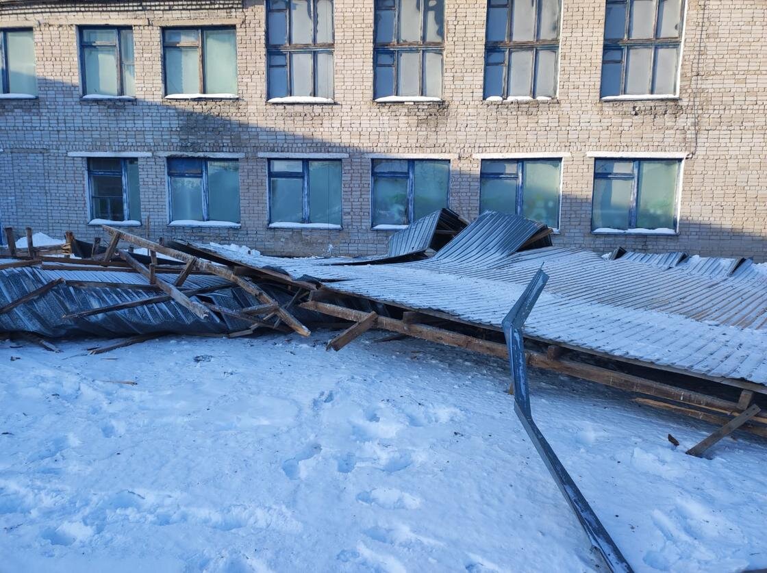    Сорванная крыша на снеге:пресс-служба ДЧС Павлодарской области