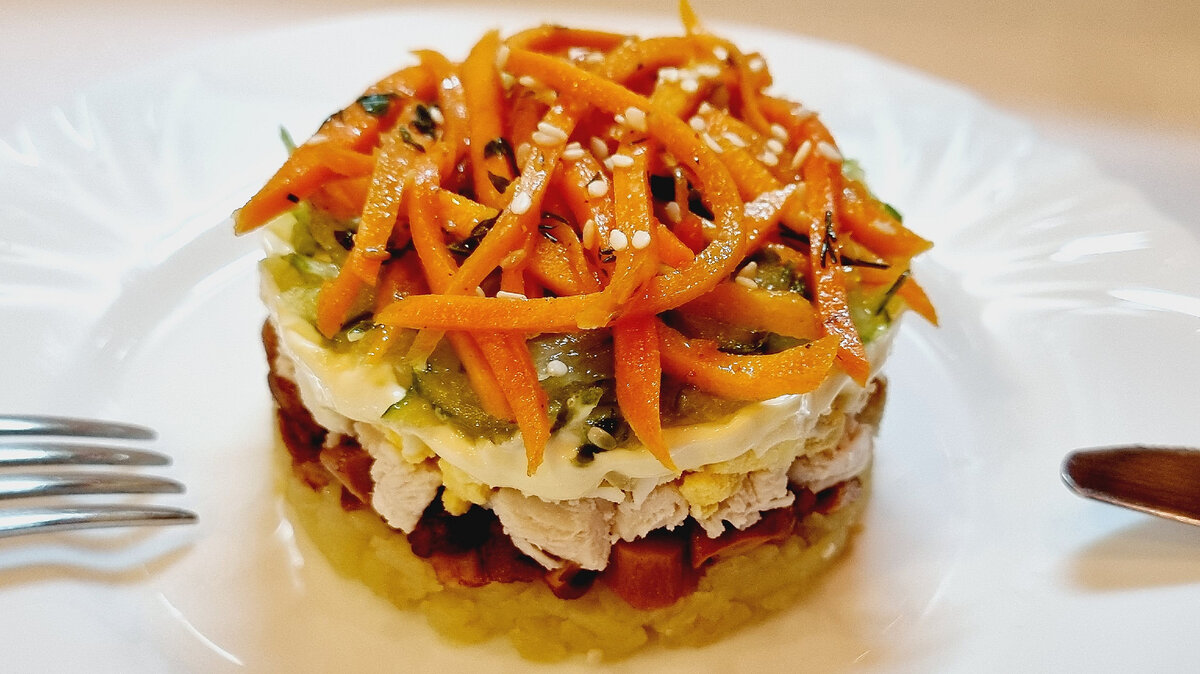 Слоёный салат с курицей и грибами