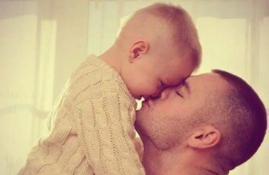 У сына больше чем у мужа. Папа и сын. Отец картинки. Мужчина любит детей. Папа и малыш.
