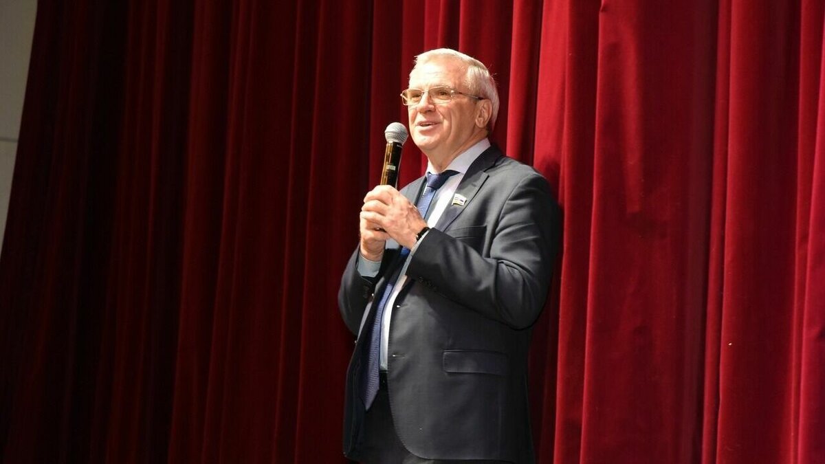     Спикер ЗСНО Евгений Люлин в своем Telegram-канале прокомментировал поправки, которые хотят внести в закон «О занятости населения». По его мнению, изменения должны упростить процесс трудоустройства подростков.