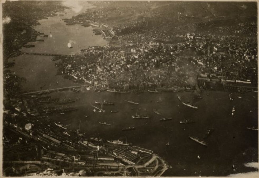 Стамбул с высоты на Европейскую часть города и пролив Золотой рог